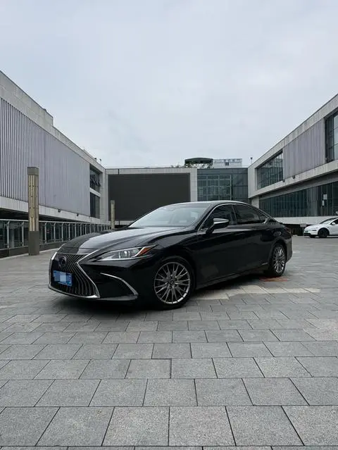 Lexus ES 2018 — фото 1