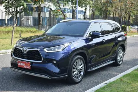 Toyota Highlander 2022 — фото 1