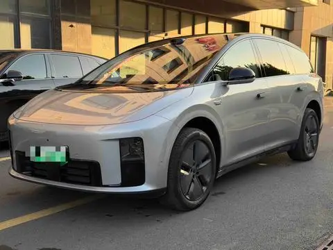Li i8 2025