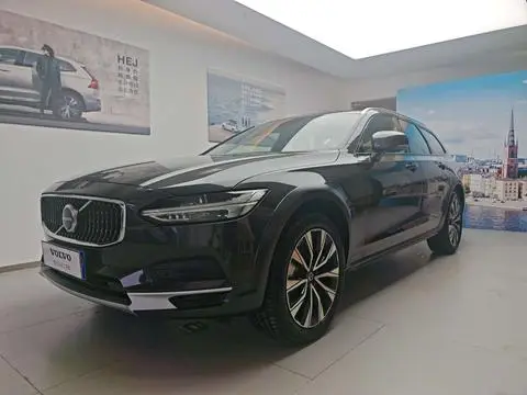 Volvo V90 2025