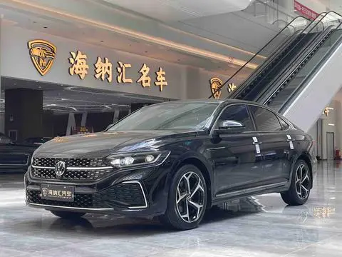 Volkswagen Passat 2023 — фото 1
