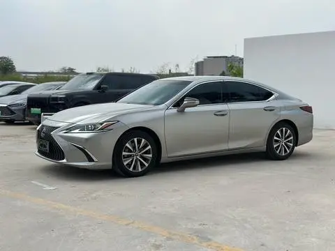 Lexus ES 2018 — фото 1