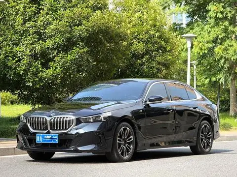 BMW 5 Series 2025 — фото 1