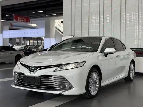 Toyota Camry 2019 — фото 1