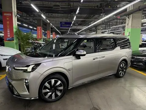 Volvo EM90 2025