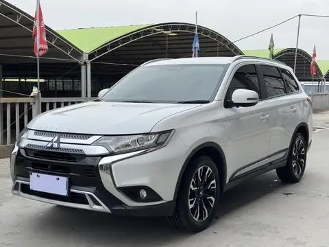 Mitsubishi 欧蓝德 2020 — фото 1