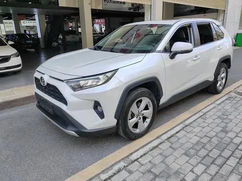 Toyota RAV4 2021 — фото 1