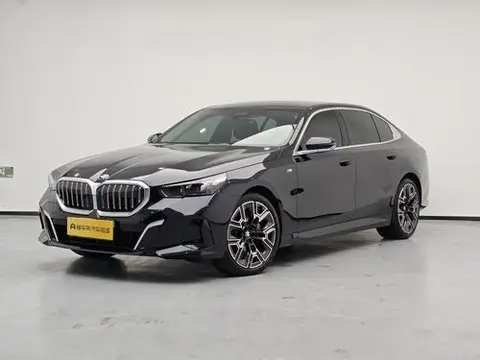 BMW 5 Series 2025 — фото 1