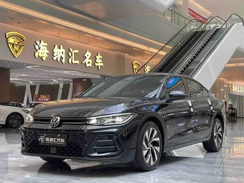Volkswagen Passat 2025 — фото 1