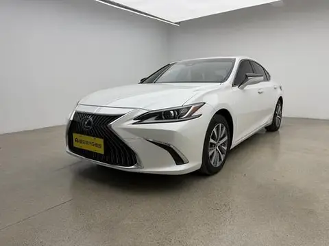 Lexus ES 2018 — фото 1