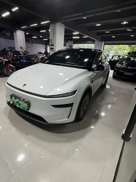 Tesla Model Y L 2026