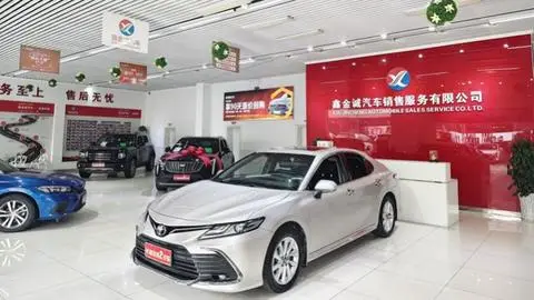 Toyota Camry 2023 — фото 1