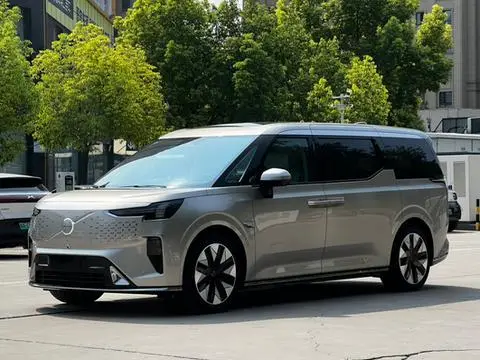 Volvo EM90 2025