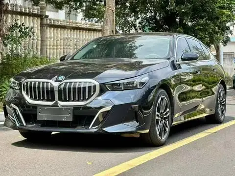 BMW 5 Series 2025 — фото 1