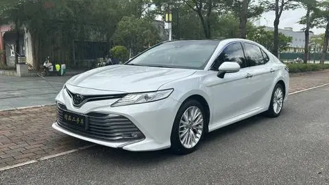 Toyota Camry 2019 — фото 1