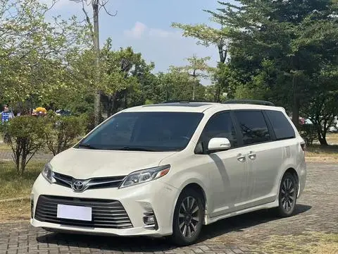 Toyota SIENNA 2018 — фото 1