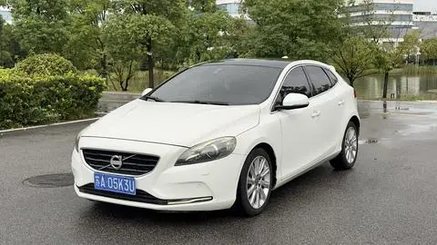 Volvo V40 2014 — фото 1