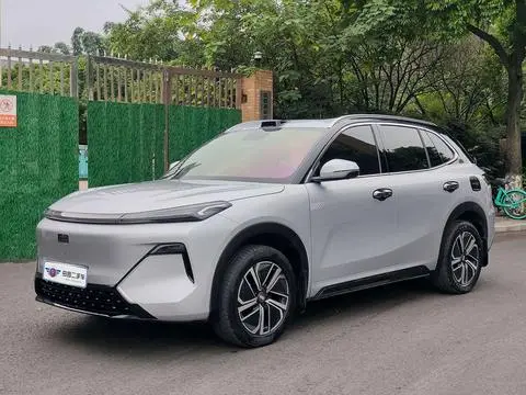 Geely 星舰7 EM-i 2025 — фото 1