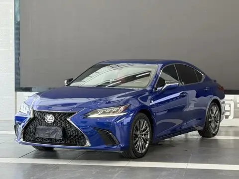 Lexus ES 2018 — фото 1