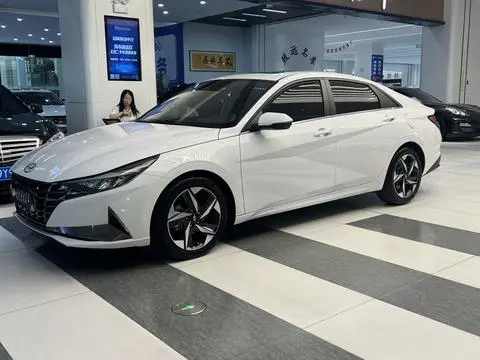 Hyundai Elantra 2023 — фото 1