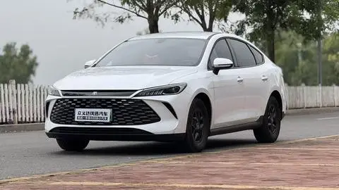 BYD 秦PLUS DM 2025 — фото 1