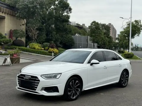 Audi A4L 2022 — фото 1