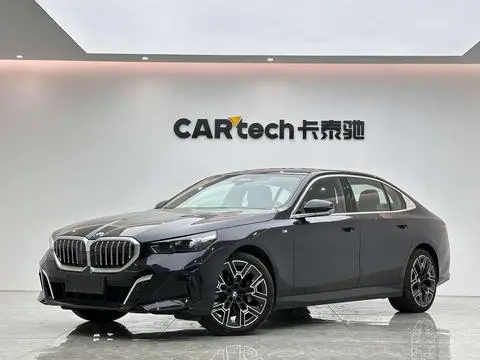 BMW 5 Series 2025 — фото 1