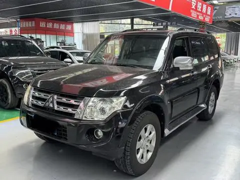 Mitsubishi 帕杰罗 2014