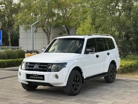 Mitsubishi 帕杰罗 2010