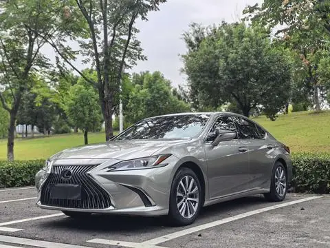 Lexus ES 2018 — фото 1