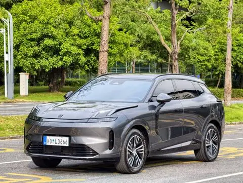 Lynk & Co 08 EM-P 2025