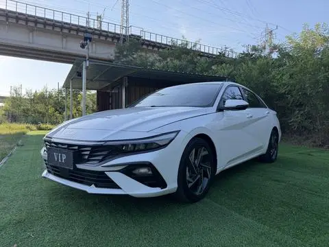 Hyundai Elantra 2023 — фото 1