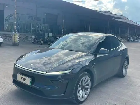 Tesla Model Y 2025