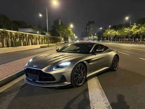 Aston Martin DB12 2024