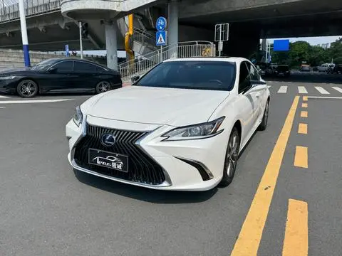 Lexus ES 2020 — фото 1