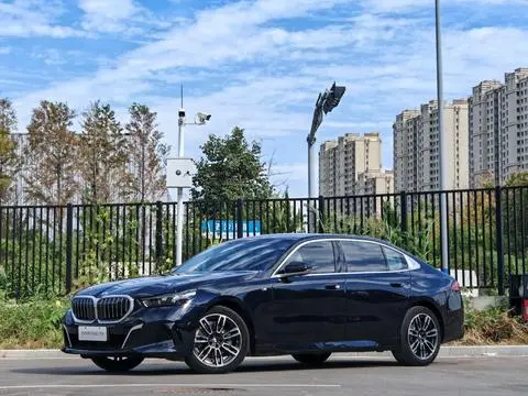 BMW 5 Series 2025 — фото 1