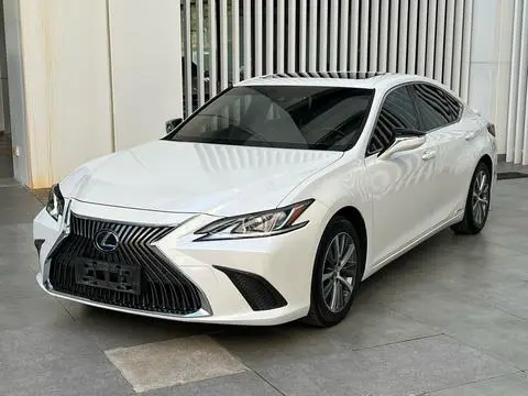 Lexus ES 2018 — фото 1
