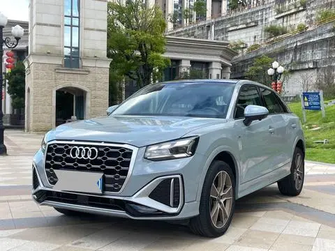 Audi Q2L 2022 — фото 1
