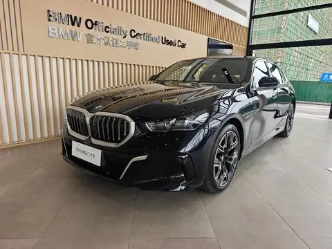 BMW 5 Series 2025 — фото 1