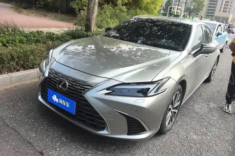 Lexus ES 2025