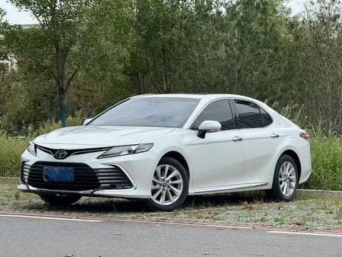 Toyota Camry 2023 — фото 1