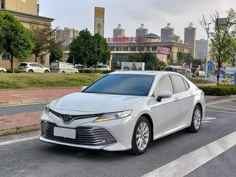 Toyota Camry 2018 — фото 1