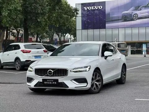 Volvo S60 2023 — фото 1