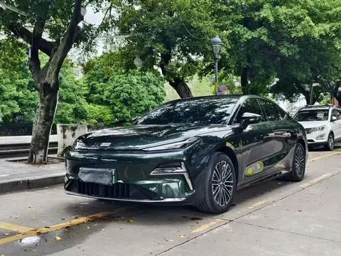 Geely 星耀8 PHEV 2025 — фото 1