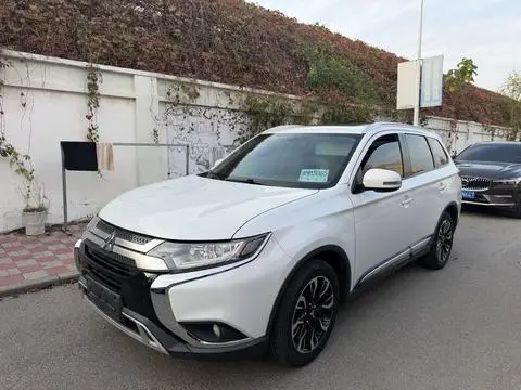 Mitsubishi 欧蓝德 2019 — фото 1