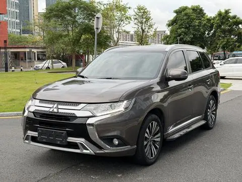 Mitsubishi 欧蓝德 2021 — фото 1