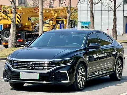Volkswagen PassatPHEV 2023 — фото 1