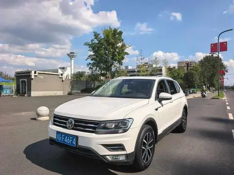 Volkswagen Tiguan L 2017 — фото 1