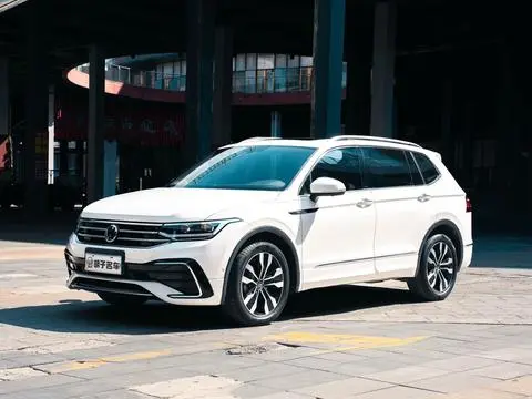 Volkswagen Tiguan L 2022 — фото 1