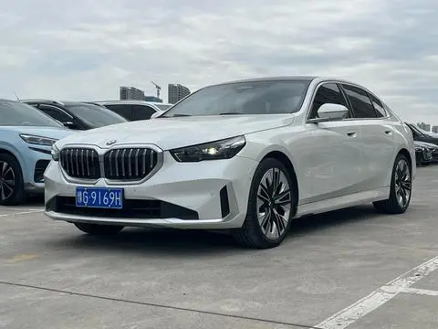 BMW 5 Series 2024 — фото 1